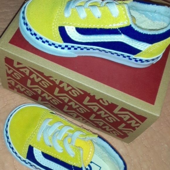 SHOES - Picture 2 of 4